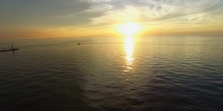 背景是日落的密歇根湖