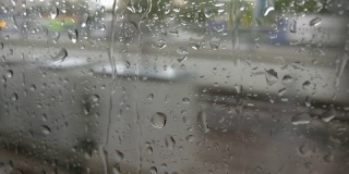 雨滴落在行驶中的火车车窗上