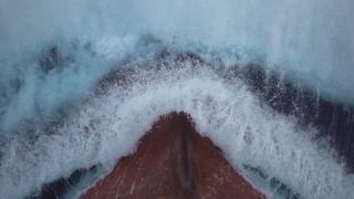 俯拍海浪冲击船头视频素材模板下载