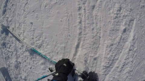 滑雪时摔倒