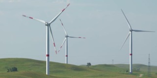 在田野背景下移动大型风力涡轮机的叶片