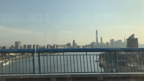 开车穿过中国上海的杨浦大桥，背景是市中心