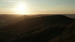英国皮克区的黎明时分空中俯瞰暗色景色视频素材模板下载