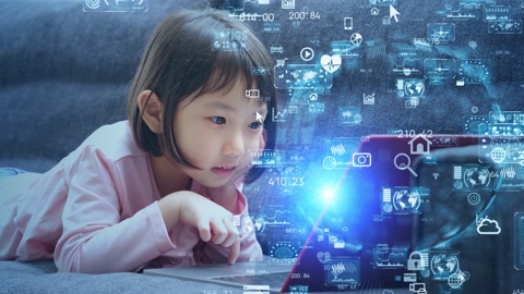 一个亚洲小女孩使用笔记本电脑