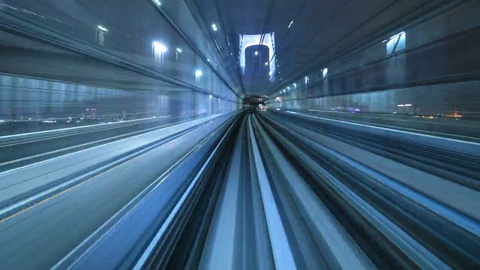 自动列车开往隧道