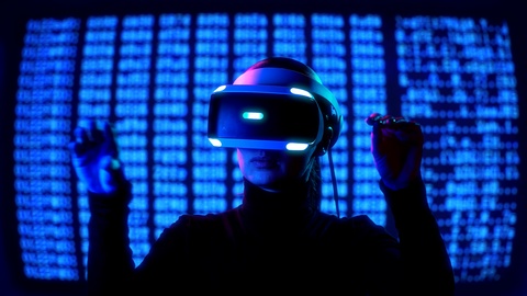 女人戴着VR眼镜通过手势控制虚拟世界