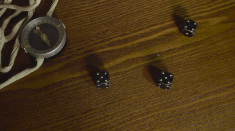 海员用指南针在旧木桌上掷骰子