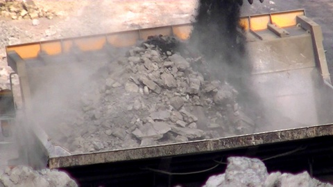 液压挖掘机将爆破岩石装载到贝拉兹（BelAZ）车上视频素材模板下载