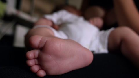 女性母乳喂养新生儿低角度拍摄视频素材模板下载