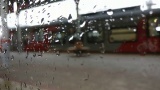雨滴落在行驶中的火车车窗上高清在线视频素材下载