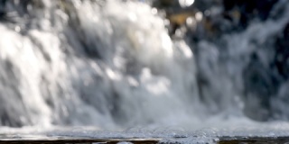 河面上的水泡，瀑布背景