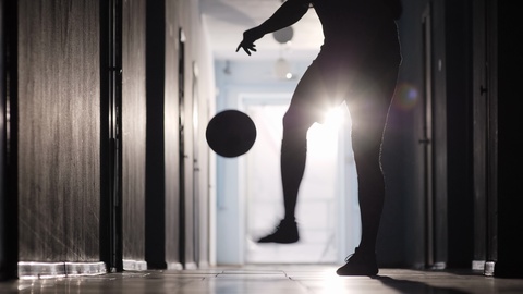 足球运动员在房间里练习踢球的特写视频