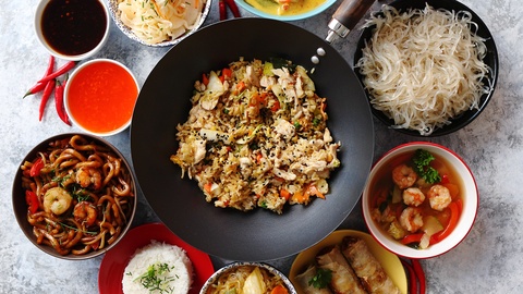 五颜六色餐具中的亚洲东方食物成分