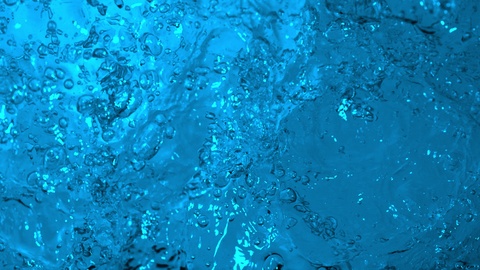 超慢动作抽象拍摄的漩涡蓝水