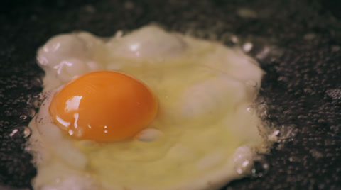 鸡蛋在煎锅上煮熟