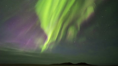 夜空中北极光的惊人景色视频素材模板下载