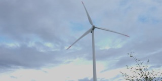 特写风车在户外转动产生能量。特写风力涡轮机