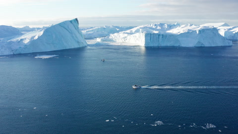 格陵兰伊卢利萨特的冰山和渔船