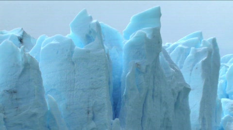 在南极洲的天堂湾中的冰山