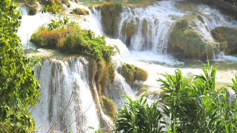 克罗地亚国家公园克尔卡瀑布。美丽的溪流缓缓流淌视频素材模板下载