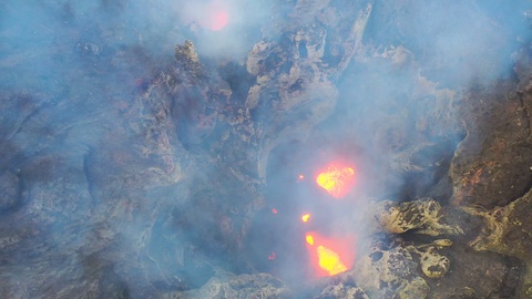 2019年——令人惊叹的戏剧性空中俯瞰亚苏尔火山火山喷发熔岩视频素材模板下载