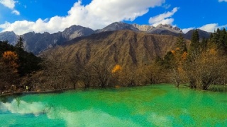 中国四川的黄龙山拥有美丽的自然钙化池视频素材模板下载