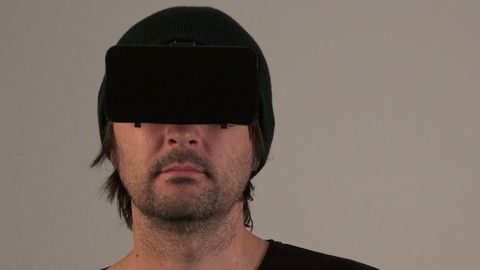 在虚拟现实环境中戴着VR眼镜的男演员视频素材模板下载