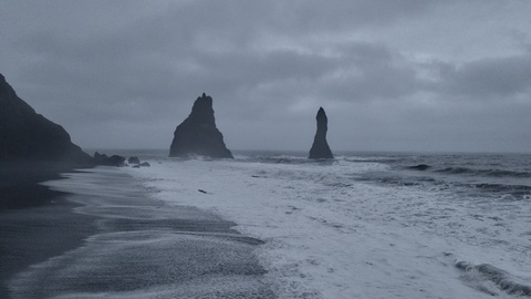 冰岛的海浪和柱状石