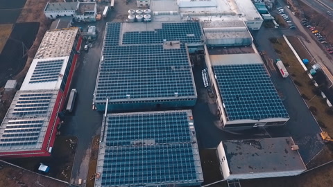工厂屋顶上太阳能电池板视频素材模板下载