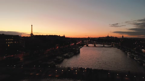 巴黎艾菲尔铁塔的鸟瞰图，在黄昏时分飞过巴黎塞纳河视频素材模板下载