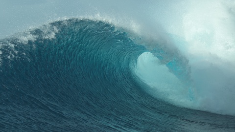 破涛汹涌的大型海浪慢镜头