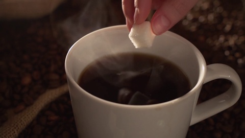 咖啡加糖的特写视频