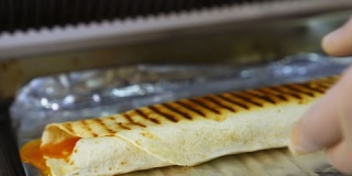 奶酪沙瓦玛配蔬菜放在铝箔上。配料烤皮塔饼。