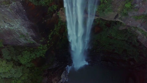倒挂拍摄：澳大利亚贝尔莫尔瀑布森林中的岩石崖壁上的瀑布视频素材模板下载