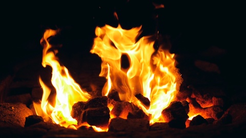 燃烧的煤炭和火焰