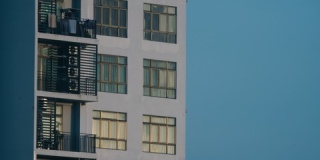 上午时间流逝的普通现代公寓的远摄视图