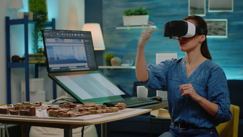 女建筑师使用VR眼镜进行建筑开发