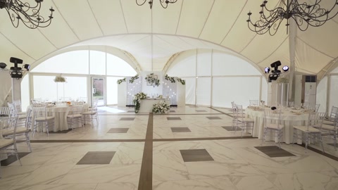 大型白色婚礼宴会厅铺设桌椅视频素材模板下载