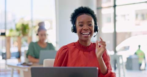 客服沟通、顾问和快乐黑人女性电话营销
