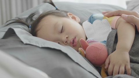 可爱的亚洲小婴儿正在快乐地睡觉视频素材模板下载