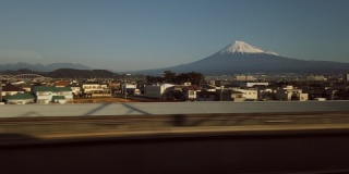 新干线上的富士山