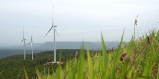 风电场涡轮机在山上和美丽的风景与风。