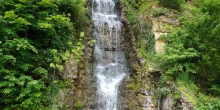 夏天的小瀑布和溪流，4K，60帧每秒