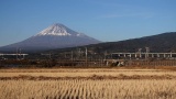 经过富士山的子弹头列车高清在线视频素材下载