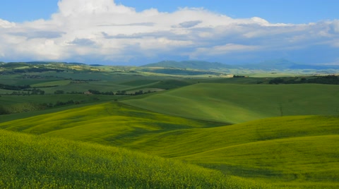 延时拍摄意大利托斯卡纳的绿色山丘