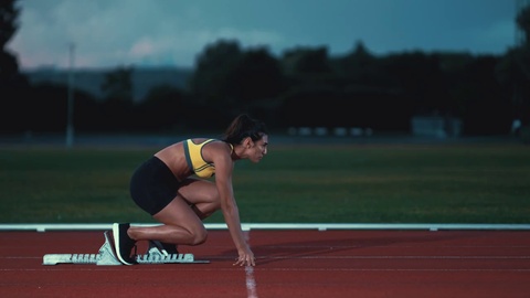 西班牙裔女运动员在跑道上训练