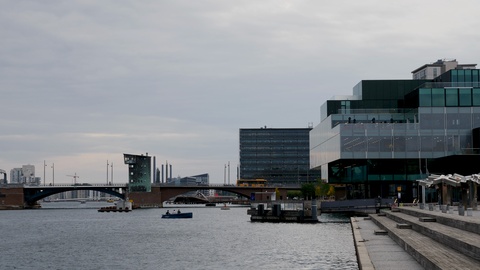 哥本哈根市中心海滨的现代建筑。视频素材模板下载