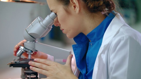 化学科学家观察显微镜。科学显微镜研究概念视频素材模板下载
