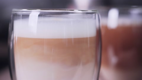 由咖啡师调制的香浓拿铁，特写镜头含牛奶的咖啡饮料