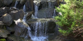 小瀑布的前景，水面流过岩石